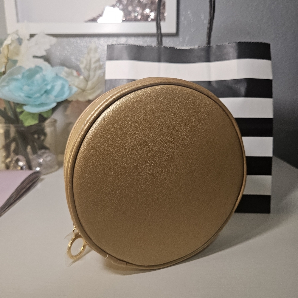 Estee Lauder - Picture 2 of 10